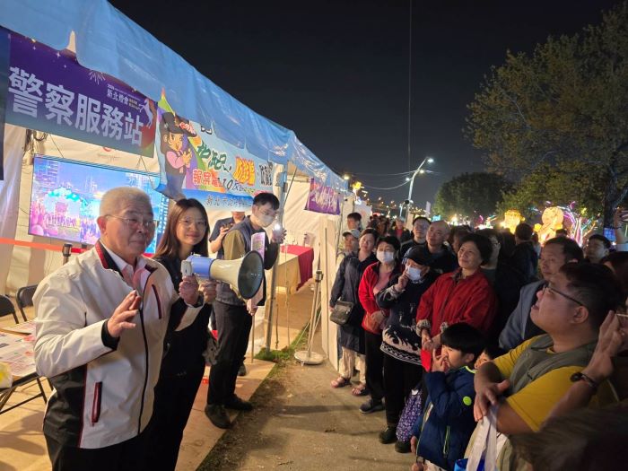 方仰寧慰勉新北燈會執勤同仁 化身宣導大使「識詐」 4 《圖說》新北市警察局長方仰寧親自走入警察服務站,向賞燈民眾宣導最新詐騙手法,化身「識詐」宣導大使。〈三重分局提供〉