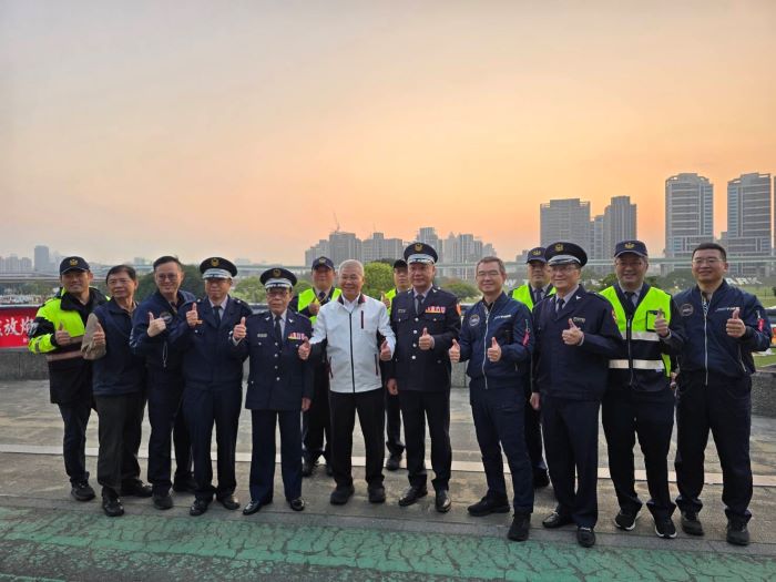 方仰寧慰勉新北燈會執勤同仁 化身宣導大使「識詐」 5 《圖說》方仰寧〈中〉慰勉三重分局機動派出所執勤同仁,感謝員警犧牲與家人團聚時光,堅守崗位守護市民安全。〈三重分局提供〉