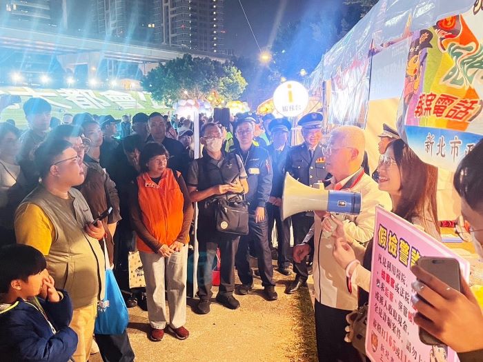 方仰寧慰勉新北燈會執勤同仁 化身宣導大使「識詐」 6 《圖說》方仰寧強調,檢警絕不會以電話辦案,更不會要求監管或轉移財產,只要電話中提到金錢監管,百分之百是詐騙,務必立即掛斷。〈三重分局提供〉