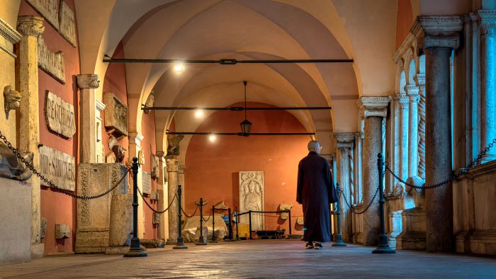 宗博館《僧人眼中的梵蒂岡》攝影展 50幅影像跨越宗教疆界 5 《圖說》當穿著袈裟的僧侶走在義大利羅馬的拉特朗聖若望大殿,這樣的場景便已成為溫柔而深刻的對話。〈宗博館提供〉