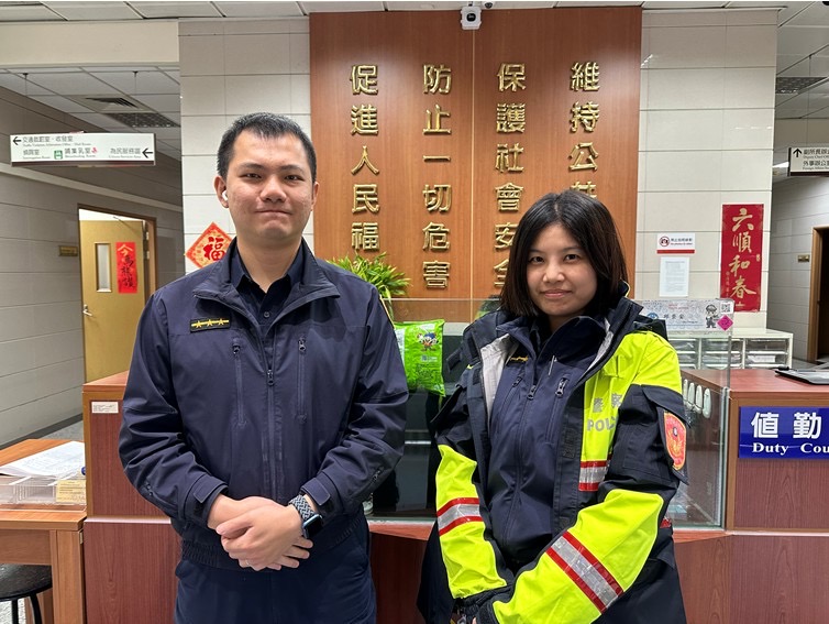 警員陳思靜（右）、汪志益（左）擔服值班及備勤勤務時，協助一名78歲老婦平安返家。圖/士林分局提供