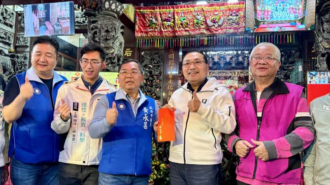 土城三元宮慶元宵 侯友宜參香發「馬上賺錢」福袋爆棚 6 《圖說》侯友宜市長向三元宮三官大帝及天上聖母參拜祈福並致贈香油錢。〈民政局提供〉