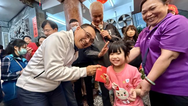 土城三元宮慶元宵 侯友宜參香發「馬上賺錢」福袋爆棚 7 《圖說》侯友宜市長於土城三宮發放福袋吸引爆棚民眾前來排隊領取。〈民政局提供〉