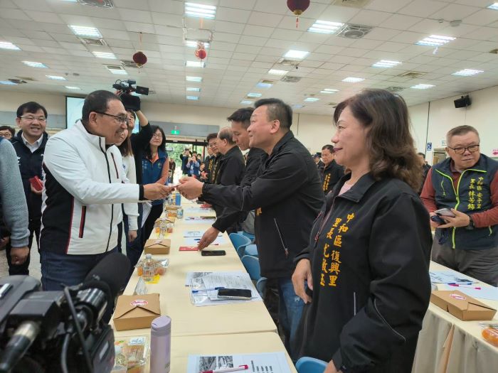 《圖說》市長侯友宜於會前向中和區里長逐一致意，現場互動熱烈，展現市府對地方意見的重視。〈民政局提供〉