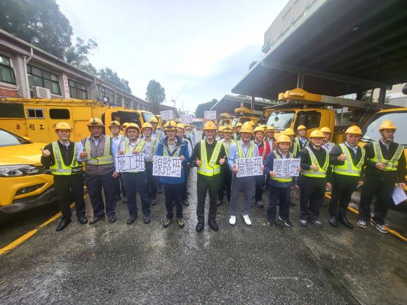 《圖說》北南區處於今日舉行驚蟄日宣誓，林蒼喬處長(左5)帶領同仁宣讀誓詞，展現穩定供電的決心，一同迎戰夏尖峰。〈台電北南區處提供〉