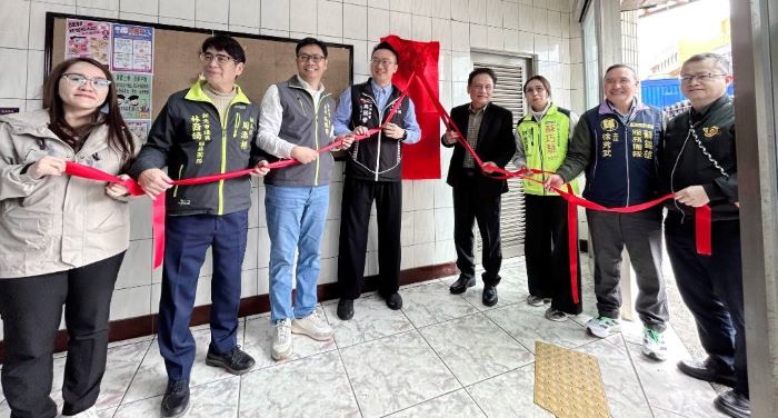 《圖說》瑞芳區文化健康站揭牌儀式，左三瑞芳區長楊勝閔，左四原民局主任秘書吳國譽，右四原民會主任委員曾智勇 Ljaucu‧Zingrur。〈原民局提供〉