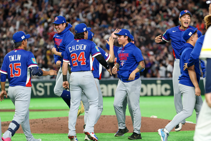 世界棒球經典賽（WBC）8日於日本東京巨蛋進行台韓大戰，中華隊在延長賽以1分之差獲勝，球員興奮在場中慶祝。圖/中央社