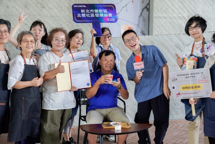 《圖說》鶯歌區公所課長楊祚榮（右2）與協會等基層打成一片，榮獲績優社政人員。〈社會局提供〉
