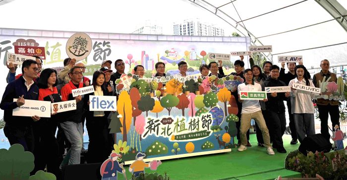 《圖說》新北市長期推動植樹行動，副市長劉和然今日至板橋區大觀國小與15家企業代表一起種下9種原生種樹苗，讓永續新希望向下發根。〈農業局提供〉