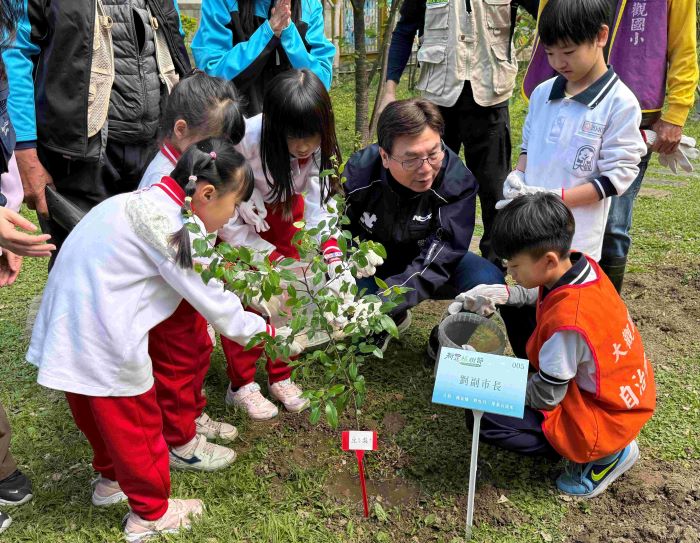 《圖說》今年度植樹活動以「多元種植、城市永續森生不息」為核心，邀請大觀國小學童親手種下樹苗，讓校園成為更具生態教育意義的場所。〈農業局提供〉