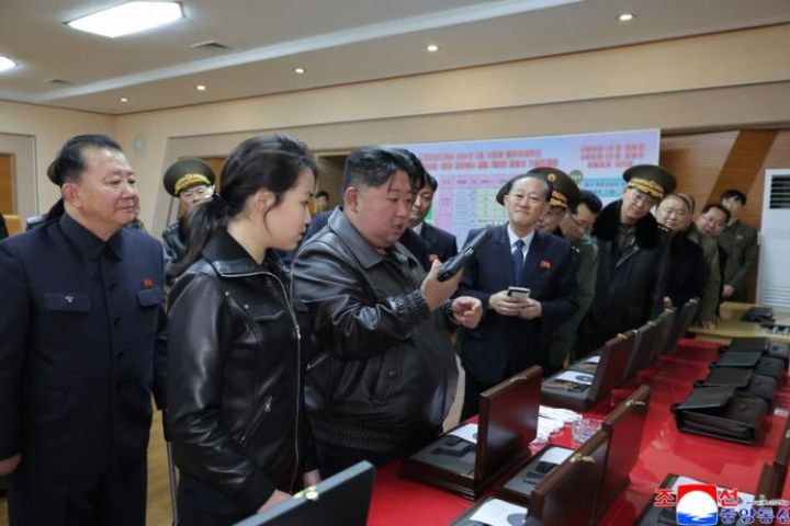 北韓領導人金正恩與女兒金主愛，近日視察一家生產手槍等便攜式輕武器的軍需工廠。圖/取自朝中社