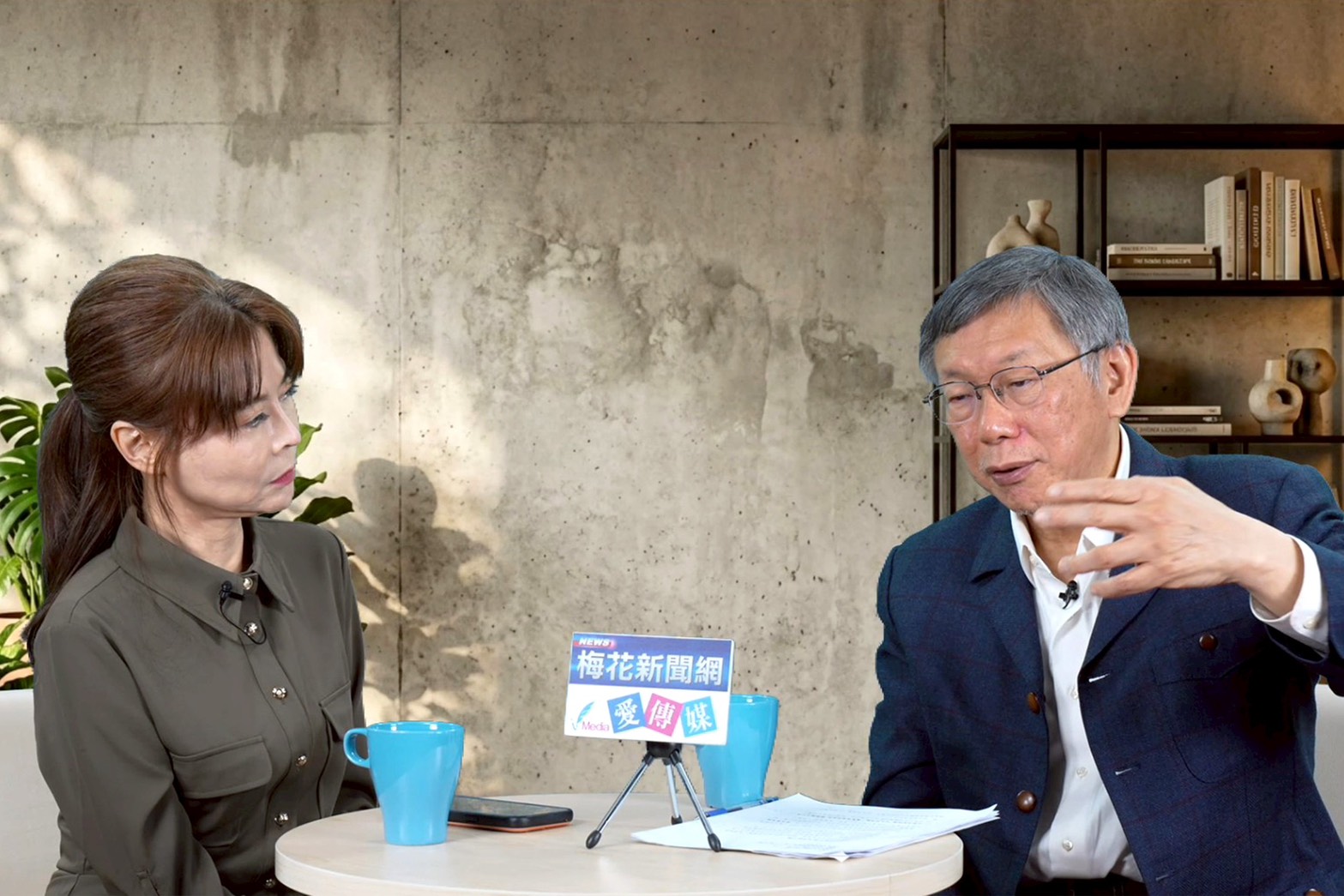 由資深媒體人錢怡君（左）主持的政論節目《錢子梅政經》11日邀請民眾黨創黨主席柯文哲（右）接受專訪。圖/記者蔡昕蓉攝