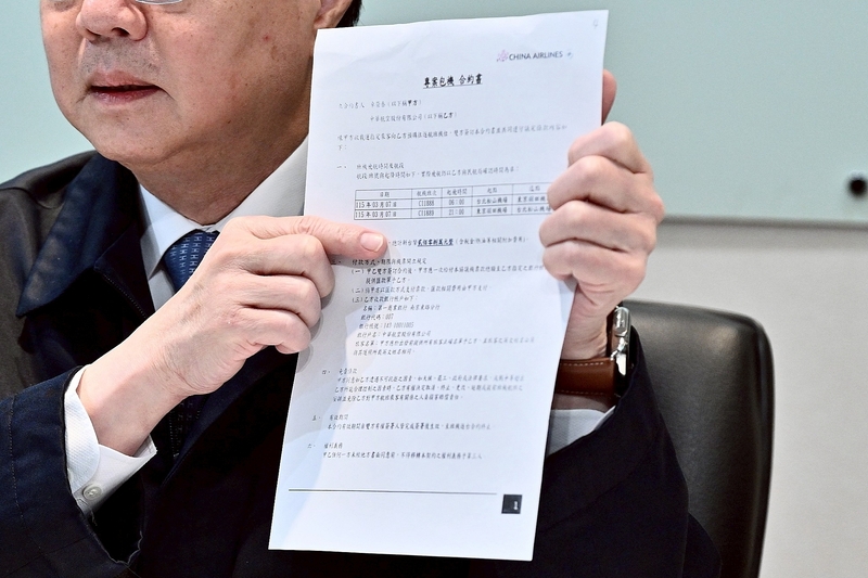 卓榮泰7日赴日本觀賞世界棒球經典賽，遭在野黨立委質疑貪瀆，卓榮泰13日出示自費包機合約。圖/中央社