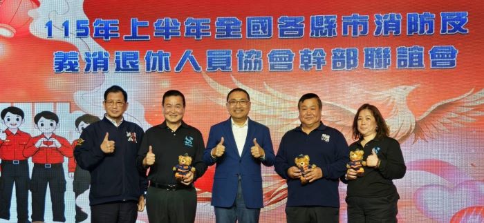 《圖說》侯友宜市長與消防家族合影--雙和救護義消中隊羅文崇、弟弟為永利義消分隊羅文志、弟媳為永利義消救護分隊李依清，左一消防局長陳崇岳。〈消防局提供〉