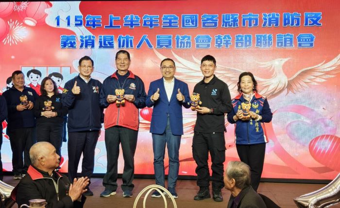 《圖說》市長與消防家族合影--義消特搜大隊黃春財、夫人為第二義消防宣中隊黃麗玲、兒子為五股義消救護分隊黃鴻賓。〈消防局提供〉