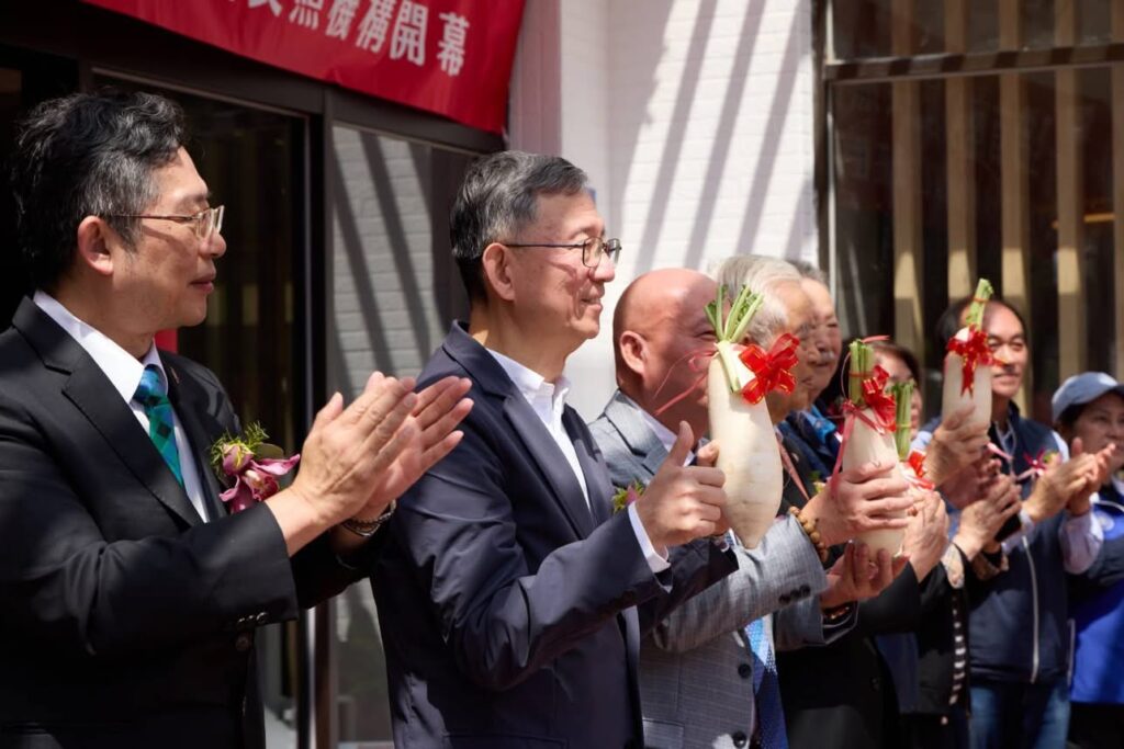 張文瀚推動AI智慧長照! 馬偕攜手鴻海、祥宏健康打造桃園示範據點 4 S 817283079 1024x683 1