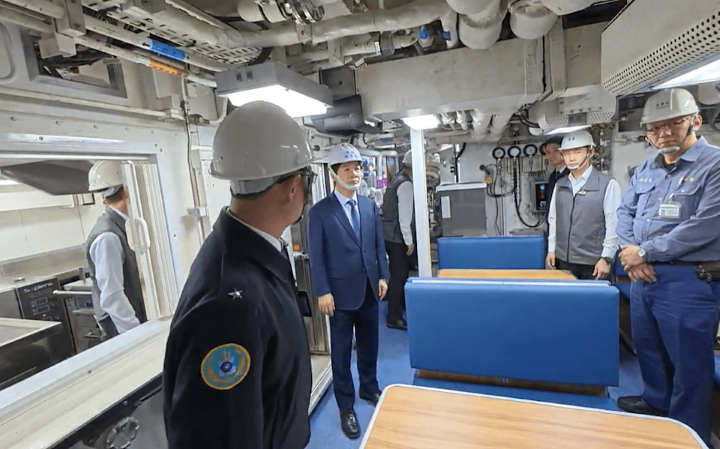 海鯤艦上的餐廳，有專供官兵用餐的位置。圖/總統府提供