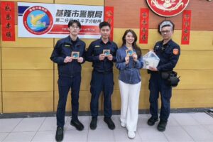 議員送暖挺警 八斗子破毒有功 飲料+特色杯墊加油打氣 4 MEITU 20260318 115512591 300x200 1