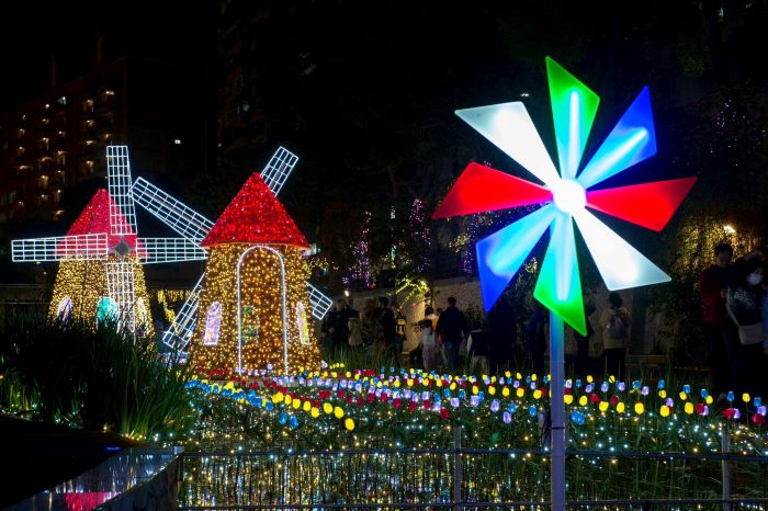 《圖說》新莊中港大排光雕展充滿濃厚異國風味的風車造景讓人彷彿一秒飛到荷蘭。〈水利局提供〉