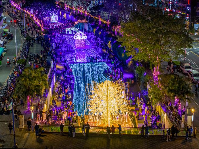 《圖說》人氣爆棚的中港光雕展，白色情人節當天湧入人潮達 13萬人次。〈水利局提供〉