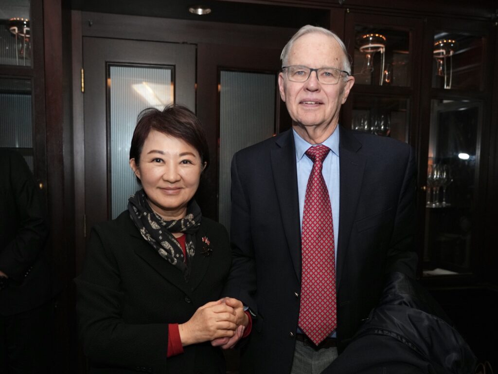 %E7%9B%A7%E5%B8%82%E9%95%B7%E8%88%87 %E5%B8%83%E9%AD%AF%E9%87%91%E6%96%AF%E5%AD%B8%E6%9C%83 ait%E5%89%8D%E4%B8%BB%E5%B8%AD%E5%8D%9C%E7%9D%BF%E5%93%B2 richard bush %E5%90%88%E5%BD%B1 1024x768 1