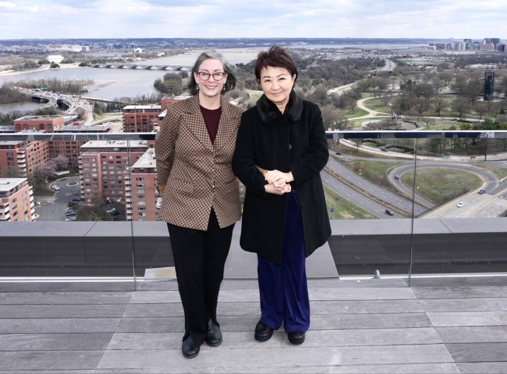 %E7%9B%A7%E5%B8%82%E9%95%B7%E8%88%87%E7%BE%8E%E5%9C%8B%E5%9C%A8%E5%8F%B0%E5%8D%94%E6%9C%83%E8%8F%AF%E7%9B%9B%E9%A0%93%E7%B8%BD%E9%83%A8%E5%9F%B7%E8%A1%8C%E7%90%86%E4%BA%8B%E8%97%8D%E9%B6%AF%E5%90%88%E5%BD%B1 1024x756 1