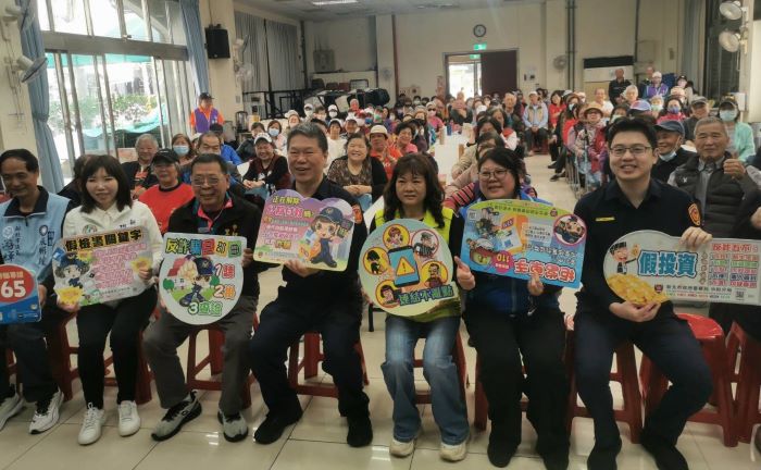 《圖說》陳宇桓及犯罪預防團隊與福祥里辦理銀髮族共餐活動合影。〈中和分局提供〉