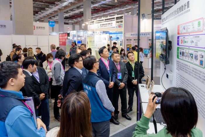 《圖說》「新北市山坡地智慧防災社區計畫」運用AI技術結合裂縫尺與水平氣泡儀，即時掌握異常徵兆，政府能及早防範降低災害風險，副市長朱惕之(右三)與工務局長馮兆麟(右二)特地到訪了解推動成果。〈工務局提供〉