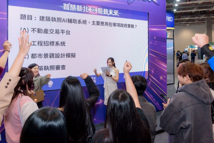 《圖說》新北市政府整合智慧建築管理與永續城市環境規劃8個主題展區，吸引大批人潮駐足參觀，現場安排有獎徵答、打卡分享活動，民眾熱烈參與。〈工務局提供〉