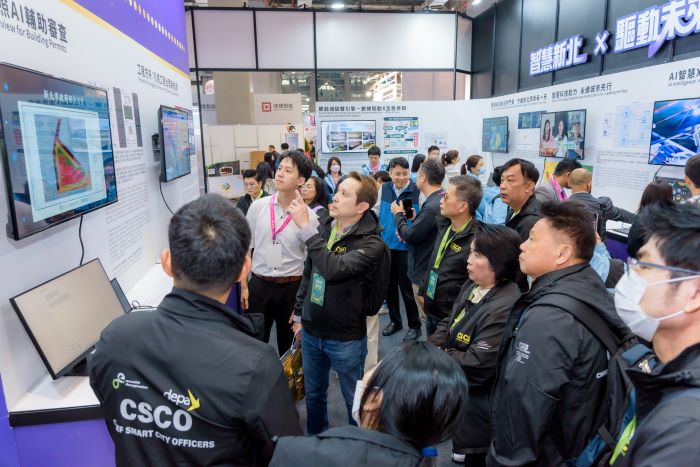 《圖說》新北市政府受邀參加「2026智慧城市展暨淨零城市展」，吸引大批參觀者與多國外賓觀展交流，甚至主動邀請新北市府團隊到國外參展，凸顯新北智慧治理的國際影響力。〈工務局提供〉