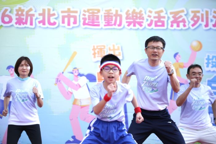 五大賽事加親子體驗 新北推適應體育展成果 13 《圖說》教育局長張明文與民安國小的孩子一起跳健身操、動健康。〈教育局提供〉