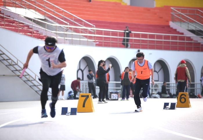 五大賽事加親子體驗 新北推適應體育展成果 15 《圖說》教育局長張明文與選手擊掌加油打氣。〈教育局提供〉