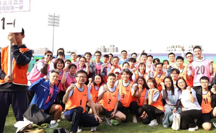 五大賽事加親子體驗 新北推適應體育展成果 16 《圖說》新北運動樂活開幕,共融運動為全障運暖身,親師生一起動健康。〈教育局提供〉