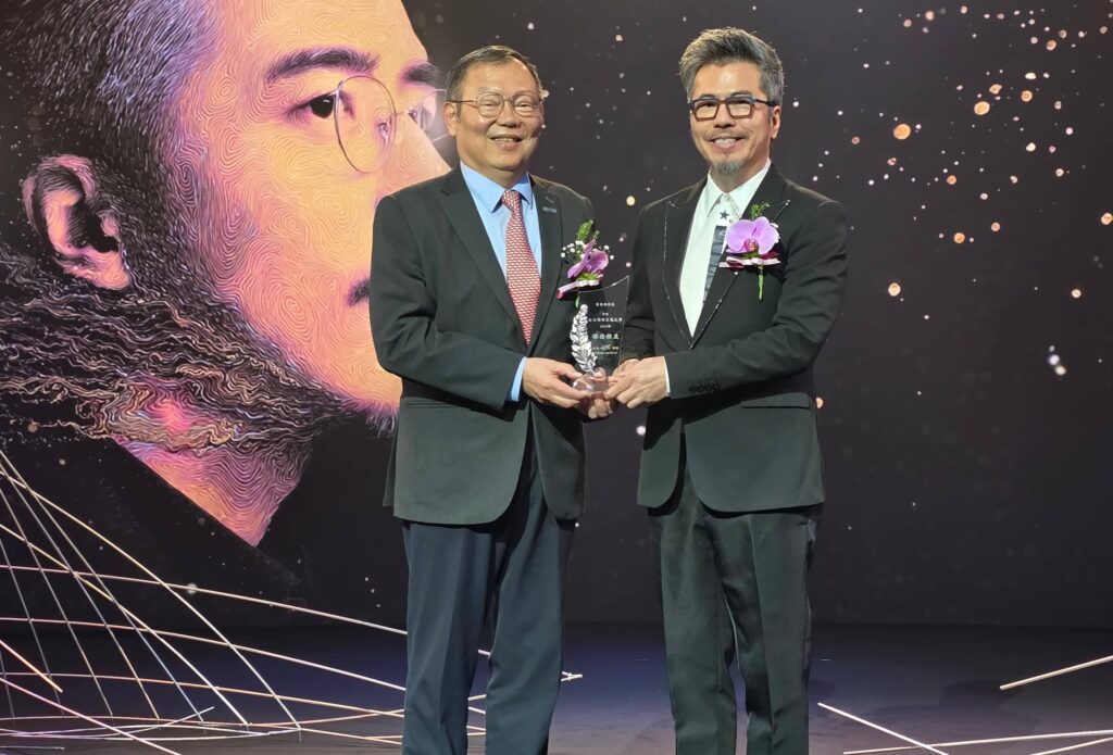 音樂才子再添榮耀!黃國倫獲陽明交大傑出校友 幽默發言成亮點 2 %E5%B7%A6%E9%99%BD%E6%98%8E%E4%BA%A4%E5%A4%A7%E6%9E%97%E5%A5%87%E5%AE%8F%E6%A0%A1%E9%95%B7 %E5%8F%B3%E9%BB%83%E5%9C%8B%E5%80%AB 1 1024x695 1