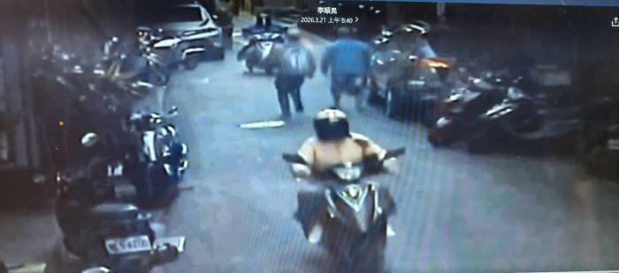 假投資詐騙出新招 板橋警逮車手再起毒品案 20 《圖說》板車手棄置款項轉身逃逸,板橋警迅速上前包夾,當場將其壓制逮捕。〈板橋分局提供〉