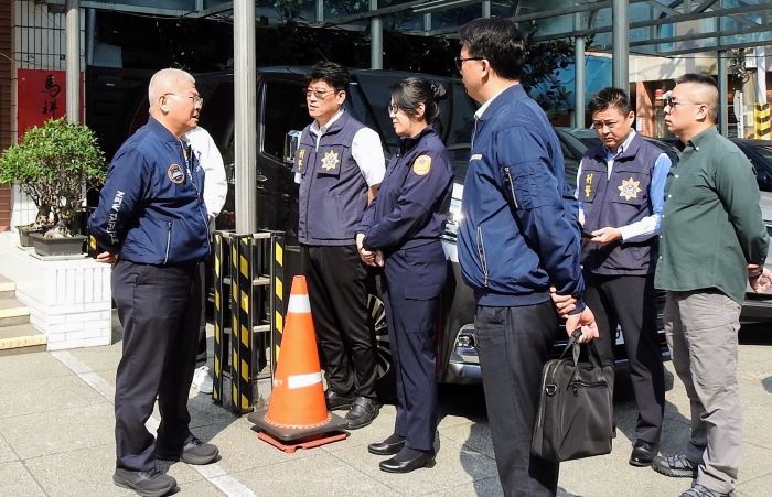 淨化選風檢警攜手防弊 永和警精進查賄制暴 6 《圖說》市警局長方仰寧與永和分局長蔣叔君等同仁交換意見。〈永和分局提供〉