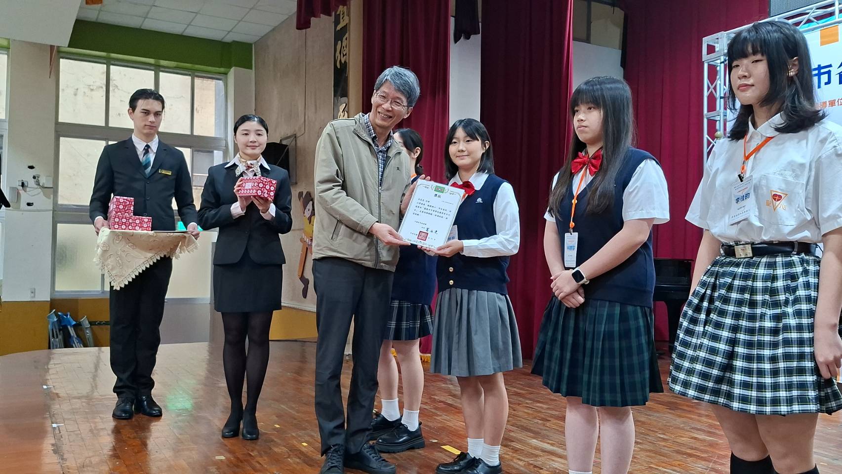 二信高中青年發光 校長親臨頒獎分享榮耀 11 1533686