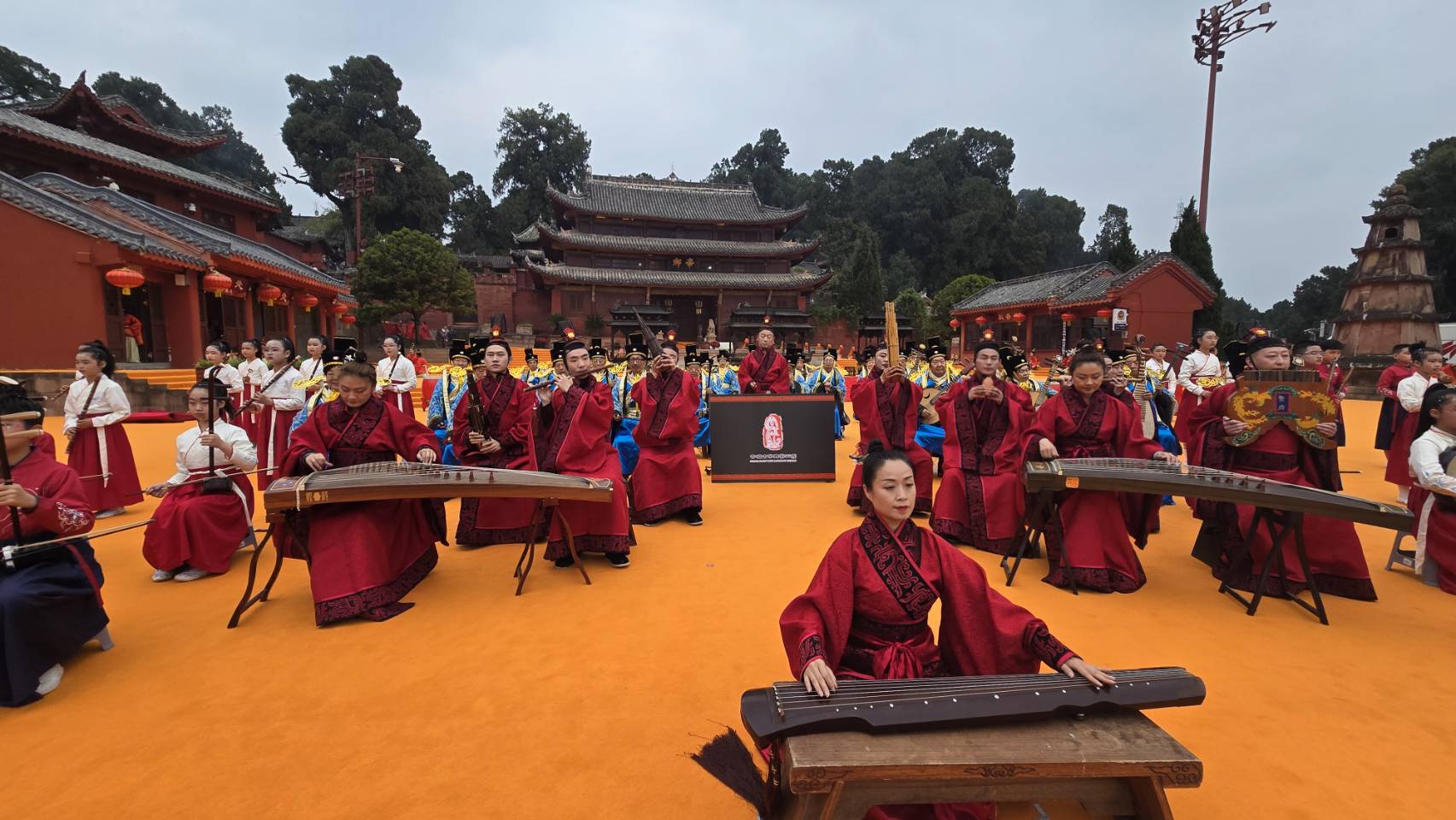 【有片】【青睞綿陽 兩岸潼拍-5】二月初三文昌帝君聖誕 兩岸人民於梓潼祖廟共祭 9 著儒服的大陸人士以三獻禮向文昌帝君致敬。圖/記者宋秉忠攝