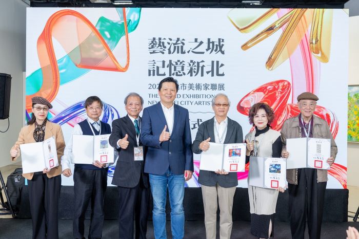 跨媒材多元樣貌 新北美術家聯展大展區同步登場 4 《圖說》副市長朱惕之〈中〉出席2026新北市美術家聯展。〈文化局提供〉