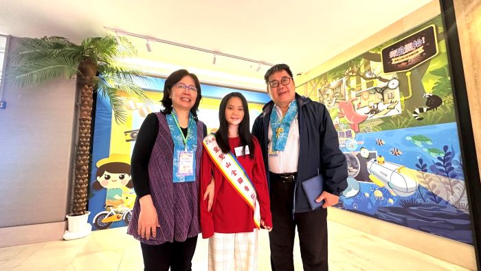 用生命寫希望照亮人生 普仁獎頒60小太陽 21 《圖說》桃園市百吉國小林菡萱,與校長王連進、導師陳春美分享得獎喜悅。(靈鷲山佛教教團提供)