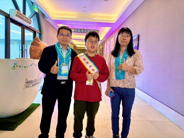 用生命寫希望照亮人生 普仁獎頒60小太陽 22 《圖說》台南市宅港國小的周君憲,與校長林維智、教導主任陳美惠合影。(靈鷲山佛教教團提供)