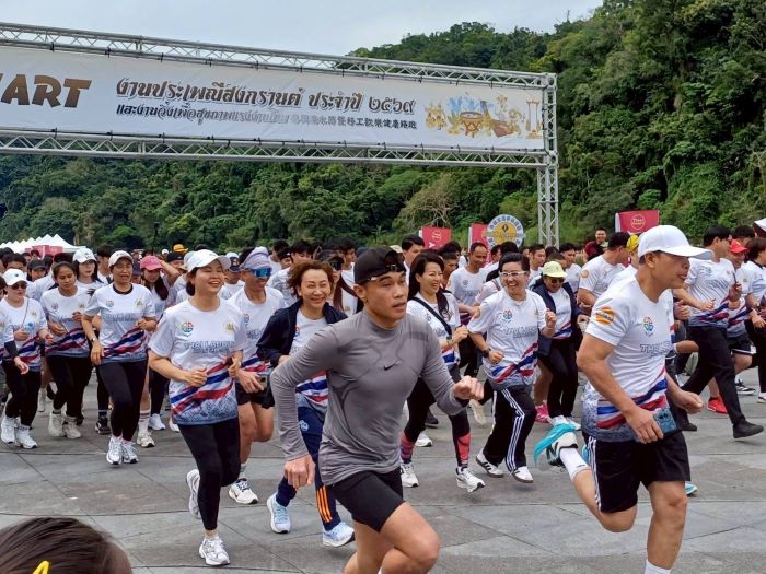 潑水祈福路跑健康 新北移工文化嘉年華七千人嗨翻 11 《圖說》活動一早在碧潭河畔由3公里健康路跑拉開序幕。〈勞工局提供〉