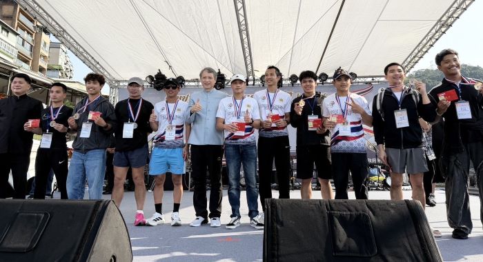 潑水祈福路跑健康 新北移工文化嘉年華七千人嗨翻 12 《圖說》陳瑞嘉局長與路跑男子組前十名頒獎。〈勞工局提供〉