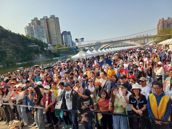 潑水祈福路跑健康 新北移工文化嘉年華七千人嗨翻 13 《圖說》新北勞工局泰國潑水節健康路跑活動 7千民眾齊聚同樂。〈勞工局提供〉