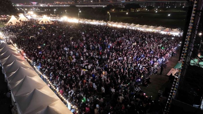 兩日64萬人次創新高 新北春紛節圓滿落幕相約明年見 10 《圖說》「告五人」壓軸登場引爆萬人大合唱。〈高灘處提供〉