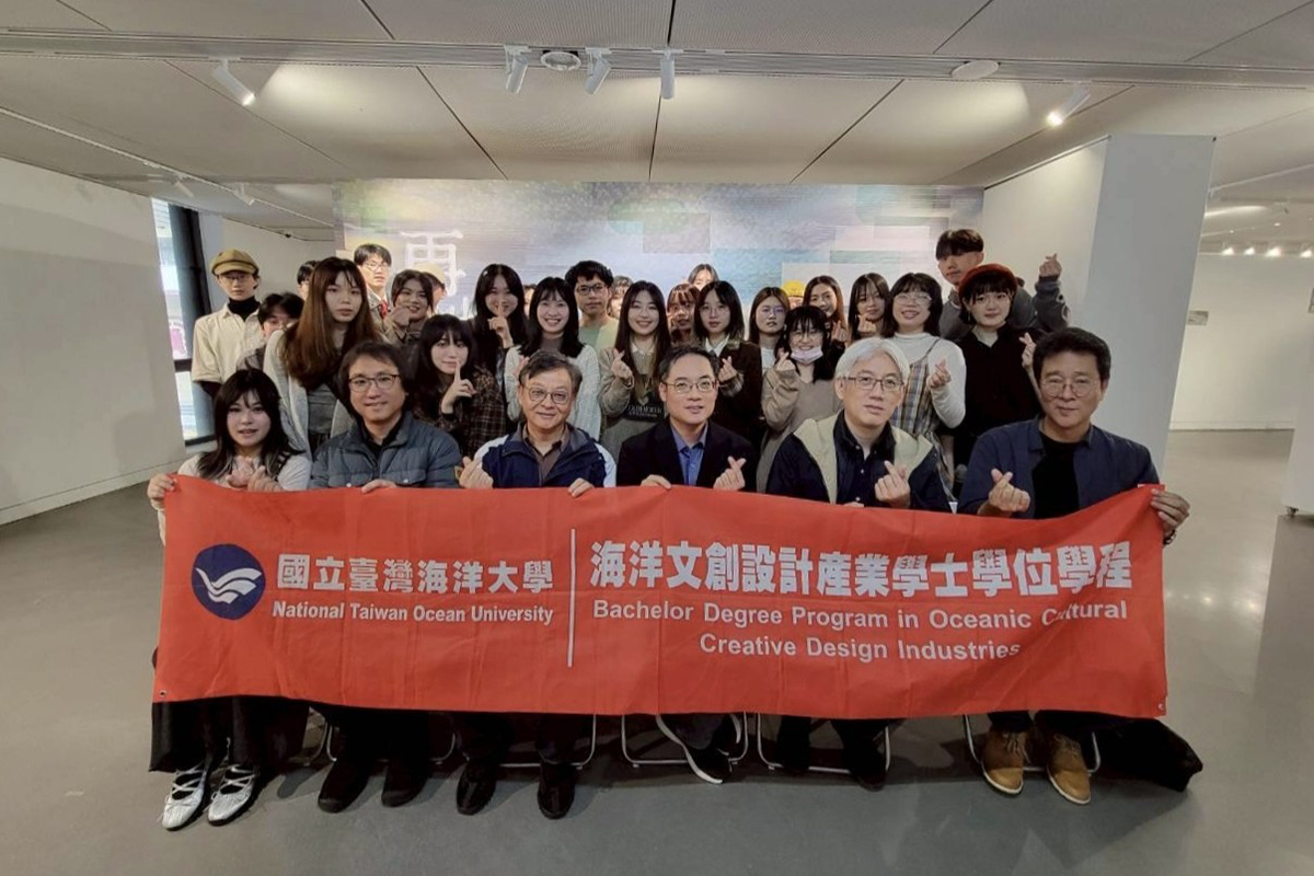 %E6%B5%B7%E5%A4%A7%E6%96%87%E5%89%B5%E7%B3%BB111%E7%B4%9A%E7%95%A2%E6%A5%AD%E5%B1%95%E9%96%8B%E5%B9%95%E5%BC%8F%E5%85%A8%E9%AB%94%E5%90%88%E5%BD%B1%E3%80%82