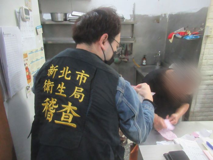 《圖說》新北市政府衛生局至餐飲店抽驗大黑豆干。〈衛生局提供〉