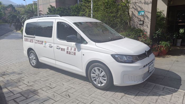 《圖說》家住台北的張姓姊妹以父母張子金、張江鑾鳳的名義捐贈百萬復康福祉車給八里愛心教養院。〈社會局提供〉