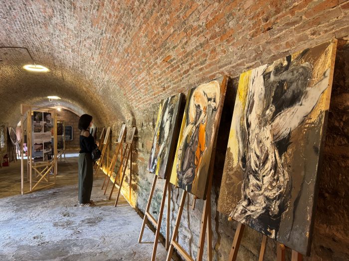 《圖說》滬尾礮臺現正展出「被風帶走的土地－游雅茜個展」，作品充滿著印象派的「淡水感性」。〈淡古提供〉