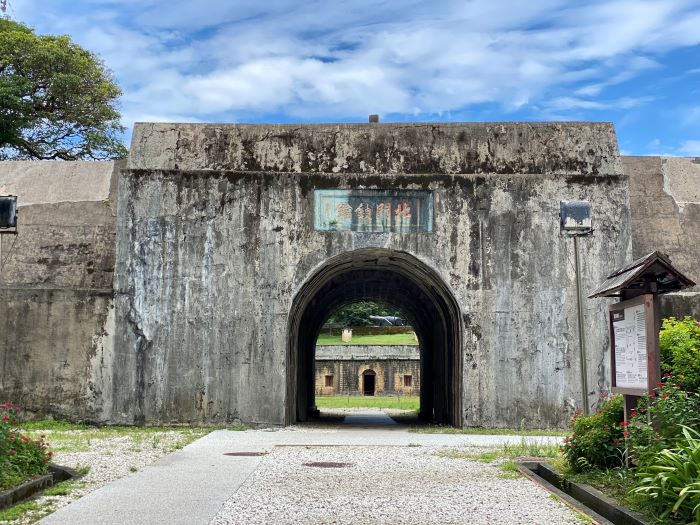 《圖說》新北市立淡水古蹟博物館即日起開放古蹟戶外空間策展，首波試辦點為國定古蹟「滬尾礮臺」。〈淡古提供〉